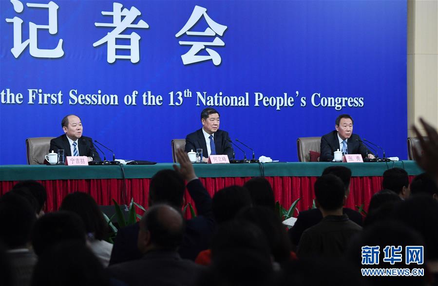 （兩會(huì)&middot;XHDW）（3）國(guó)家發(fā)改委主任何立峰等就&ldquo;創(chuàng)新和完善宏觀(guān)調(diào)控，推動(dòng)高質(zhì)量發(fā)展&rdquo;答記者問(wèn)