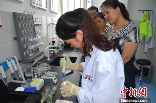 資料圖：工作人員根據(jù)消費者要求現(xiàn)場檢驗，共筑食品安全。<a target='_blank' ><p  align=