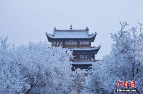 資料圖：小寒時節，甘肅嘉峪關市迎來了一場大雪。師永紅 攝