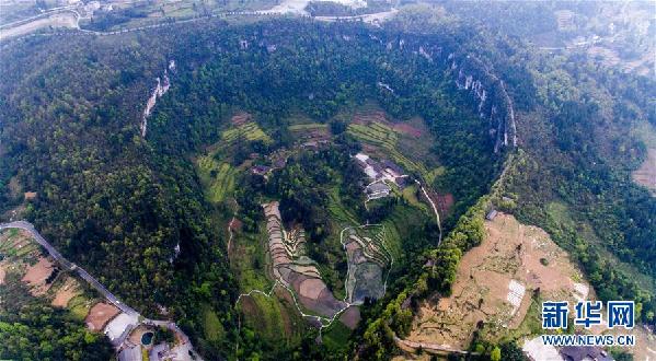 （在習近平新時代中國特色社會主義思想指引下&mdash;&mdash;新時代新作為新篇章&middot;鄉(xiāng)村振興戰(zhàn)略&middot;圖文互動）（6）掙脫&ldquo;富饒的貧困&rdquo;&mdash;&mdash;一個西部貧困區(qū)縣綠色發(fā)展之變 