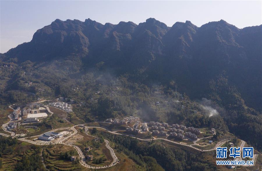 （兩會(huì)前夕看落實(shí)&middot;圖文互動(dòng)）（2）&ldquo;飛針走線&rdquo;&ldquo;繡&rdquo;出小康畫卷&mdash;&mdash;四川落實(shí)習(xí)近平總書記全國(guó)兩會(huì)重要講話精神紀(jì)實(shí)