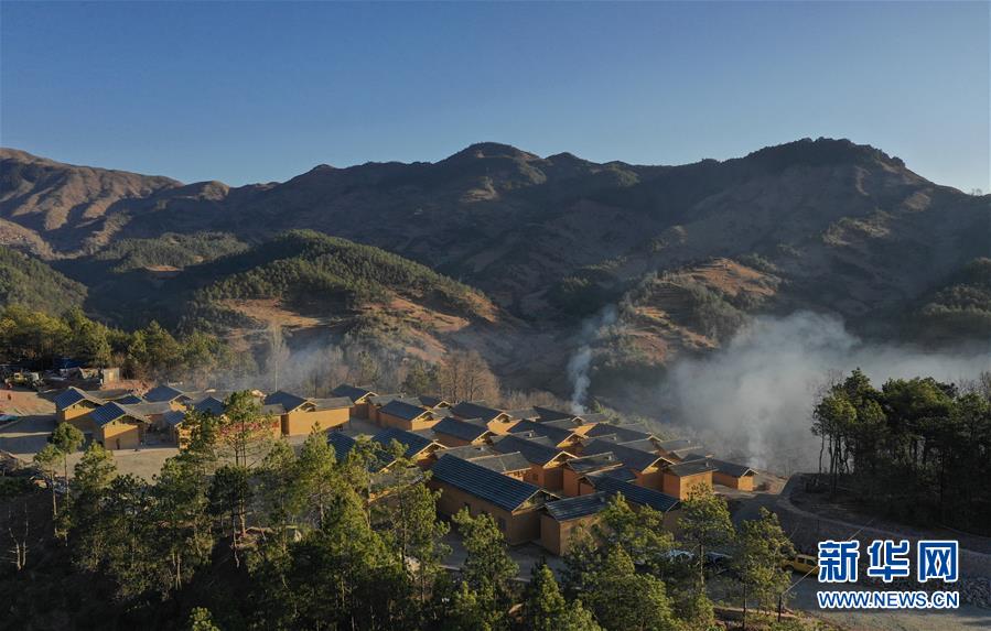 （兩會(huì)前夕看落實(shí)&middot;圖文互動(dòng)）（3）&ldquo;飛針走線&rdquo;&ldquo;繡&rdquo;出小康畫卷&mdash;&mdash;四川落實(shí)習(xí)近平總書記全國(guó)兩會(huì)重要講話精神紀(jì)實(shí)