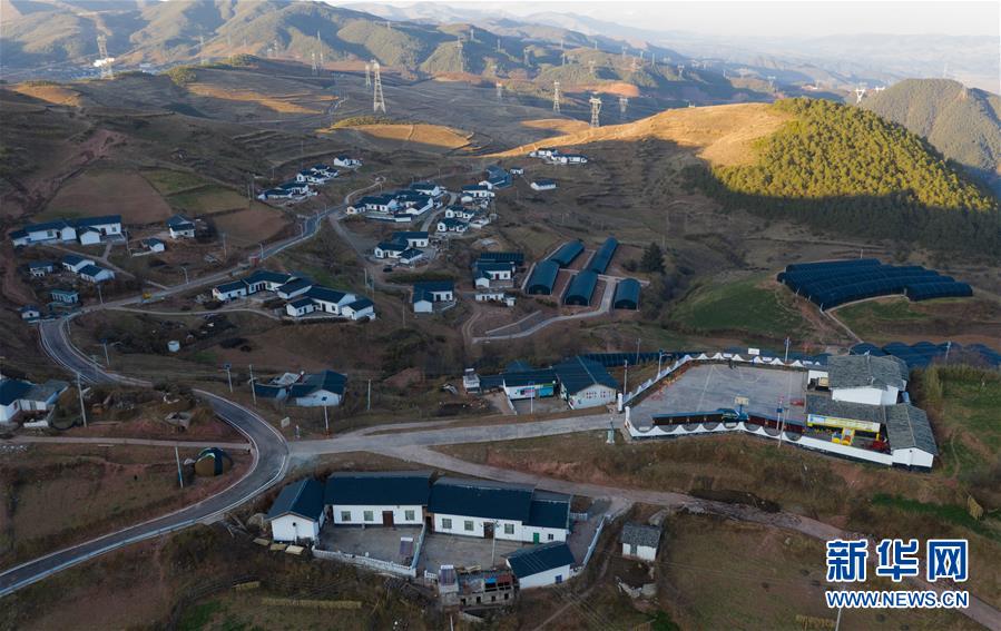 （兩會(huì)前夕看落實(shí)&middot;圖文互動(dòng)）（7）&ldquo;飛針走線&rdquo;&ldquo;繡&rdquo;出小康畫卷&mdash;&mdash;四川落實(shí)習(xí)近平總書記全國(guó)兩會(huì)重要講話精神紀(jì)實(shí)