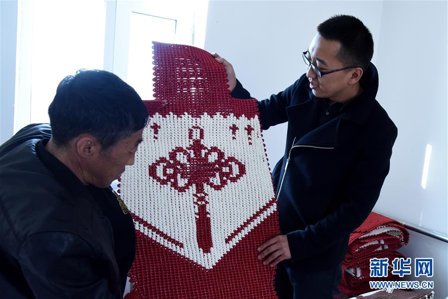 （在習(xí)近平新時(shí)代中國(guó)特色社會(huì)主義思想指引下&mdash;&mdash;新時(shí)代新作為新篇章&middot;圖文互動(dòng)）（5）腳下有路 心中有志 生命有光&mdash;&mdash;殘疾夫妻&ldquo;跑贏&rdquo;脫貧沖刺