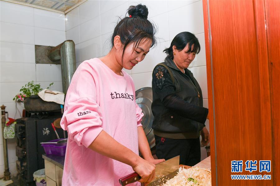 （壯麗70年&middot;奮斗新時(shí)代&middot;圖文互動(dòng)）（2）情同一家，守望相助，共奔小康&mdash;&mdash;內(nèi)蒙古興安盟巴彥敖包嘎查民族團(tuán)結(jié)見(jiàn)聞