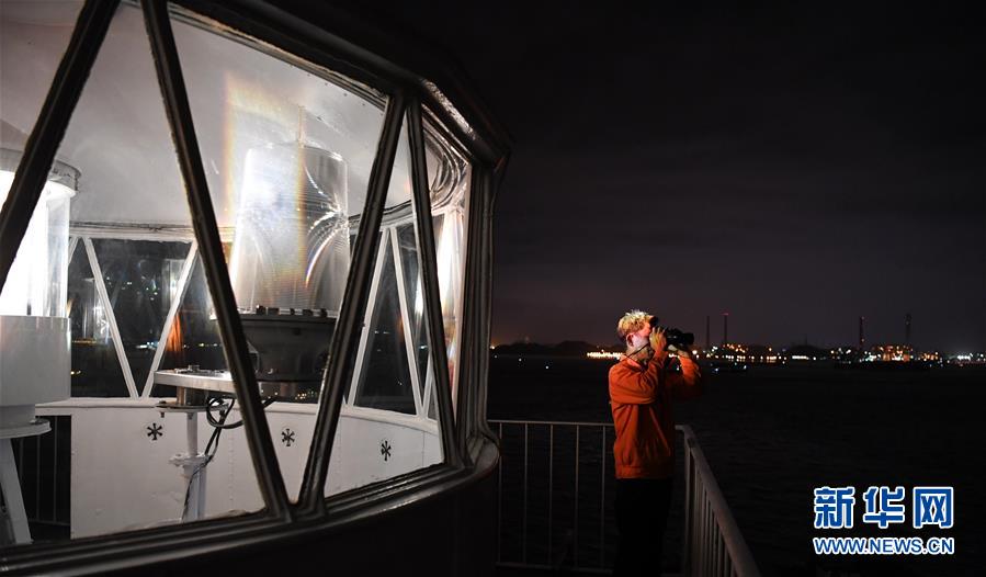 （新華全媒頭條&middot;圖文互動）（8）守望&mdash;&mdash;記舢舨洲&ldquo;島主&rdquo;黃燦明一門四代航標工