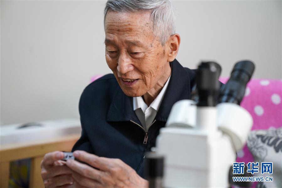 （新華全媒頭條&middot;時代先鋒&middot;圖文互動）（2）傳奇的英雄 無悔的忠誠&mdash;&mdash;記刑偵痕跡檢驗專家崔道植