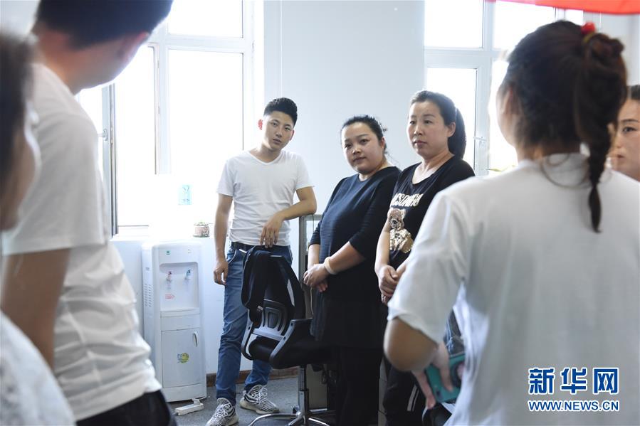 （在習近平新時代中國特色社會主義思想指引下&mdash;&mdash;新時代新作為新篇章&middot;圖文互動）（1）生長在&ldquo;云&rdquo;上的&ldquo;小鎮青年&rdquo;&mdash;&mdash;東北偏遠小城發展新興產業吸引年輕人回流