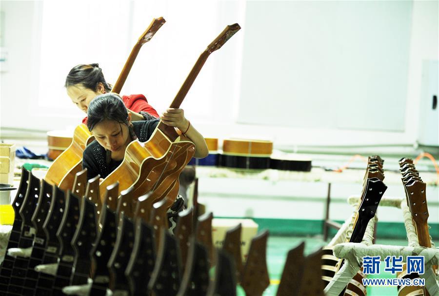 （在習近平新時代中國特色社會主義思想指引下&mdash;&mdash;新時代新作為新篇章&middot;圖文互動）（1）貴州正安：吉他奏響發(fā)展&ldquo;神曲&rdquo;