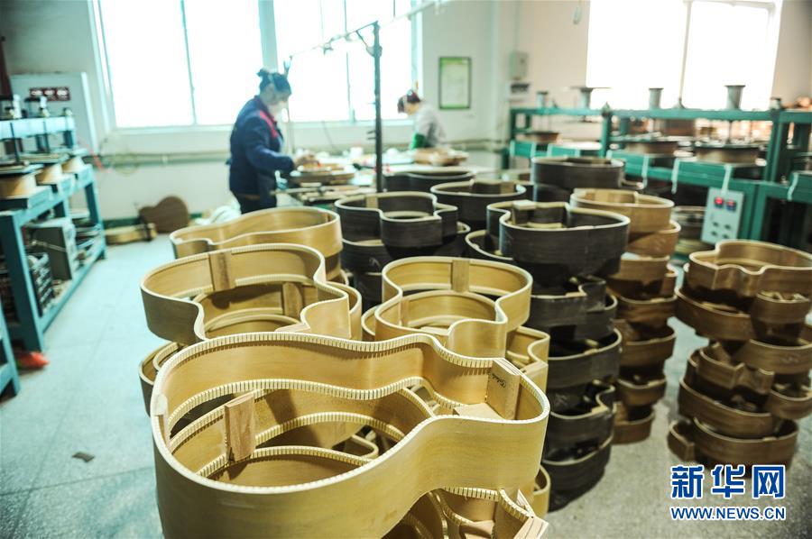 （在習近平新時代中國特色社會主義思想指引下&mdash;&mdash;新時代新作為新篇章&middot;圖文互動）（4）貴州正安：吉他奏響發(fā)展&ldquo;神曲&rdquo;