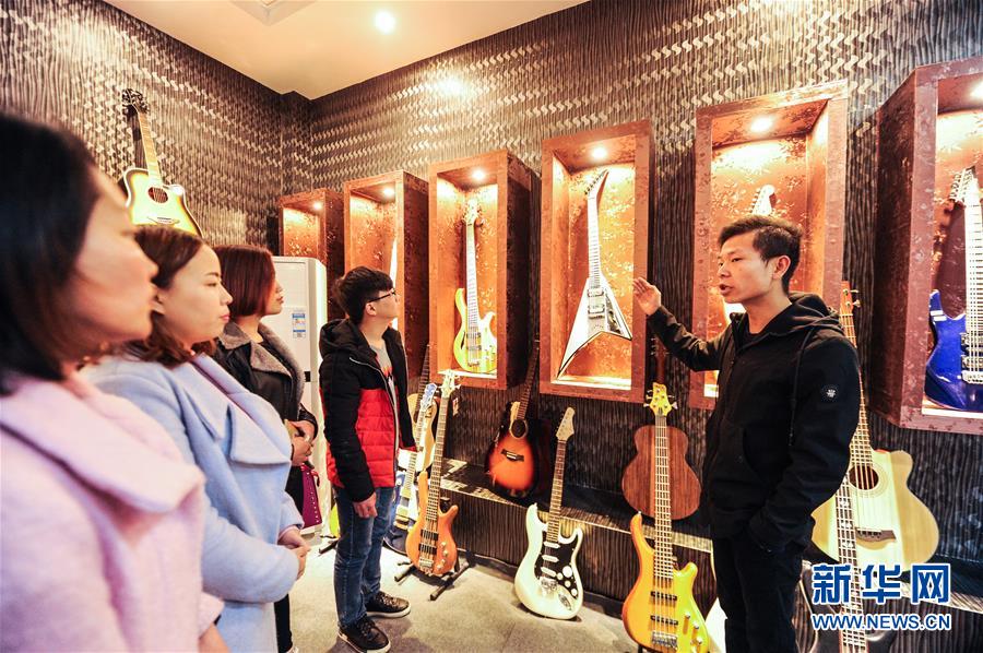 （在習近平新時代中國特色社會主義思想指引下&mdash;&mdash;新時代新作為新篇章&middot;圖文互動）（7）貴州正安：吉他奏響發(fā)展&ldquo;神曲&rdquo;