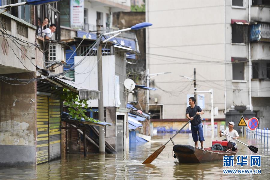 （抗洪搶險&middot;圖文互動）（1）洪水來時，那暖心的民間救援
