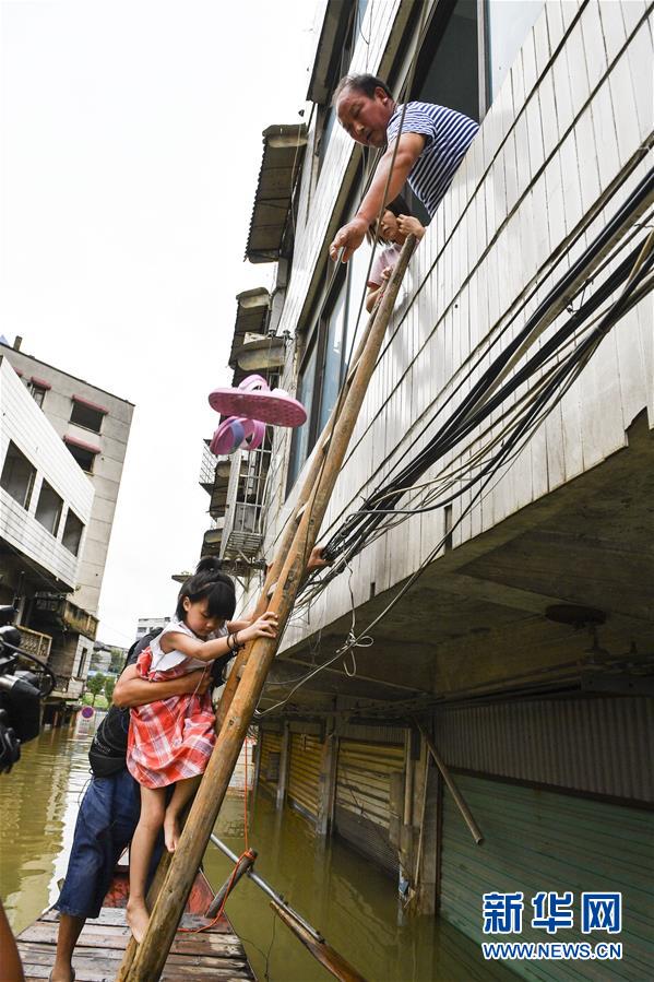 （抗洪搶險&middot;圖文互動）（2）洪水來時，那暖心的民間救援