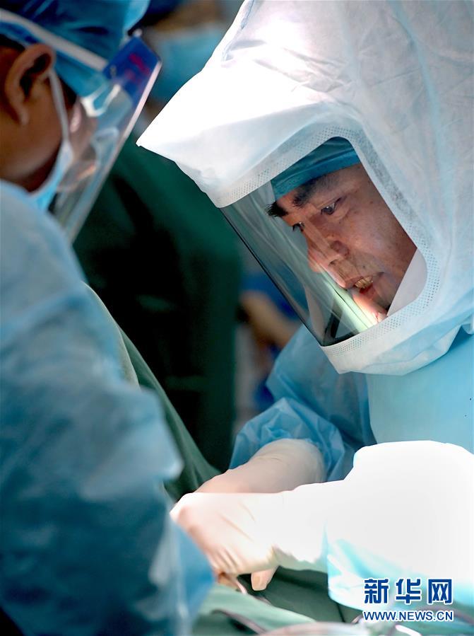 （中國網(wǎng)事&middot;感動2019&middot;圖文互動）（3）為艾滋病患者主刀的醫(yī)生馮秀嶺：每個生命都值得尊重