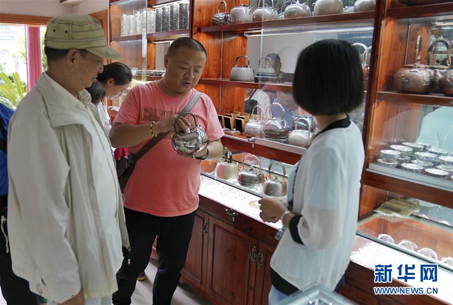 （在習(xí)近平新時(shí)代中國特色社會(huì)主義思想指引下&mdash;&mdash;新時(shí)代新作為新篇章&middot;總書記關(guān)心的百姓身邊事&middot;圖文互動(dòng)）（3）留住鄉(xiāng)愁 綻放新顏&mdash;&mdash;傳統(tǒng)村落保護(hù)激發(fā)鄉(xiāng)村活力