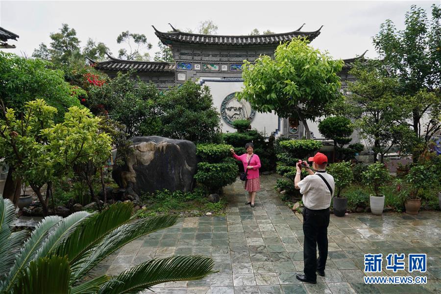 （在習(xí)近平新時(shí)代中國特色社會(huì)主義思想指引下&mdash;&mdash;新時(shí)代新作為新篇章&middot;總書記關(guān)心的百姓身邊事&middot;圖文互動(dòng)）（6）留住鄉(xiāng)愁 綻放新顏&mdash;&mdash;傳統(tǒng)村落保護(hù)激發(fā)鄉(xiāng)村活力