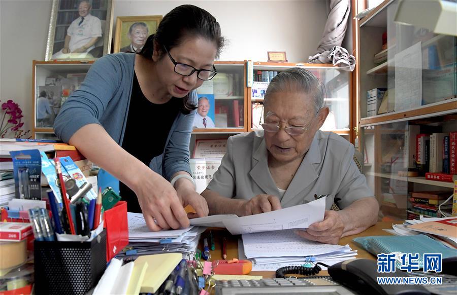 （愛國者 奮斗情&middot;圖文互動）（4）用醫術和道德守護&ldquo;光明&rdquo;&mdash;&mdash;全國道德模范99歲眼科專家張效房的人生軌跡 