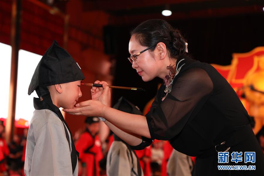 （愛國情 奮斗者&middot;圖文互動）（1）張榮華：立足實業闖新路