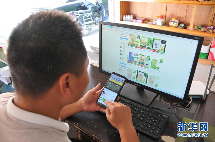 （在習(xí)近平新時代中國特色社會主義思想指引下&mdash;&mdash;新時代新作為新篇章&middot;總書記關(guān)心的百姓身邊事&middot;圖文互動）（1）手機(jī)成為&ldquo;新農(nóng)具&rdquo;　莊戶人變&ldquo;新店家&rdquo;&mdash;&mdash;農(nóng)村電商助力農(nóng)民豐收