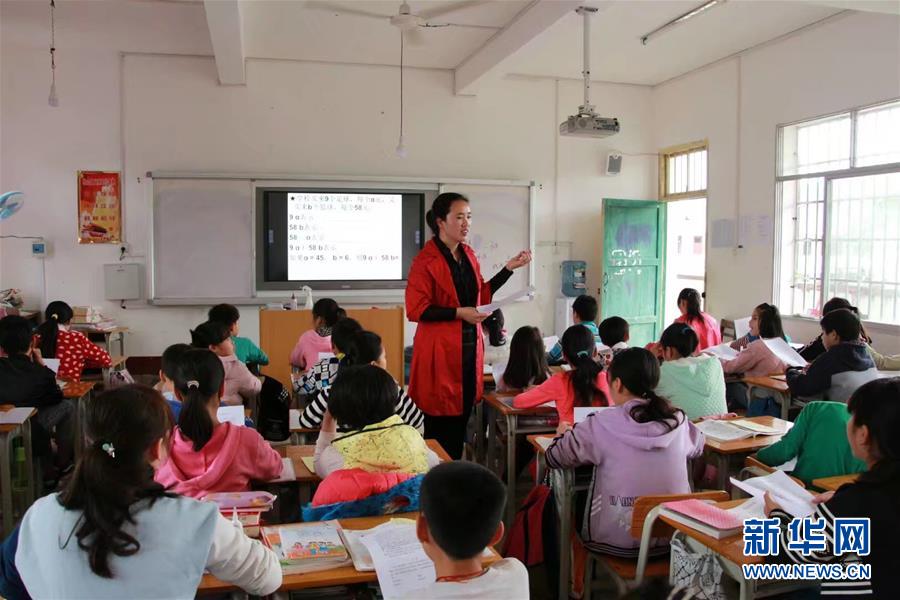 （圖文互動(dòng)）（1）&ldquo;擔(dān)起山里娃沉甸甸的夢想&rdquo;&mdash;&mdash;記廣西大石山區(qū)小學(xué)教師蒙曉梅