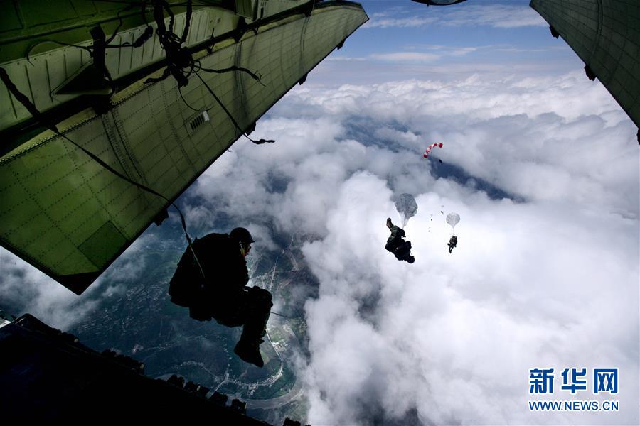 （新華全媒頭條&middot;人民空軍70年&middot;圖文互動(dòng)）（12）陽光照耀奮飛的航程&mdash;&mdash;黨中央、中央軍委和習(xí)主席關(guān)心人民空軍建設(shè)發(fā)展紀(jì)實(shí)