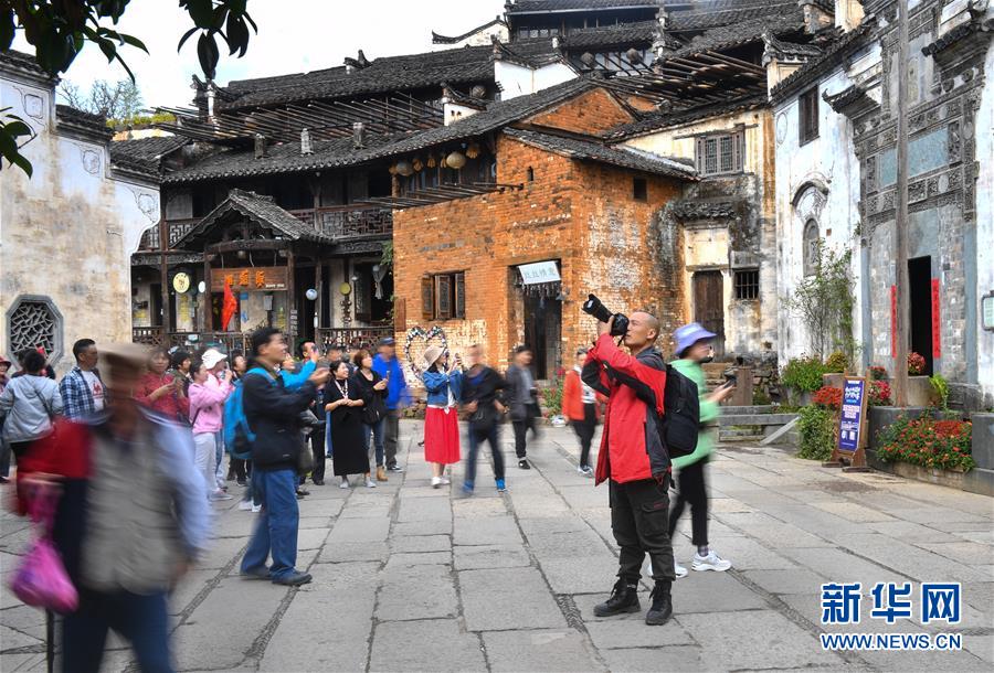 （圖文互動(dòng)）（11）鄉(xiāng)村攝影師、鄉(xiāng)村&ldquo;模特&rdquo;、民宿店主&mdash;&mdash;鄉(xiāng)村旅游推動(dòng)婺源農(nóng)民生活方式發(fā)生新變化