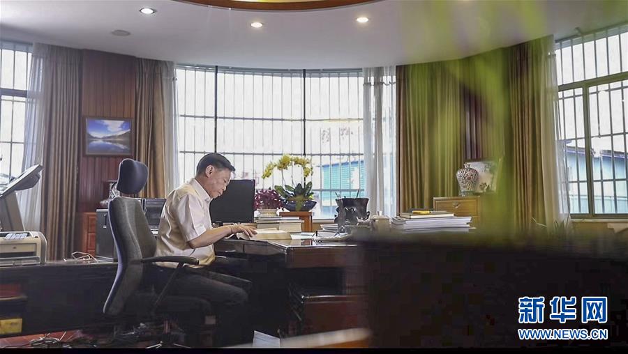 （新華全媒頭條&middot;時代先鋒&middot;圖文互動）（6）&ldquo;要把論文寫在大地上&rdquo;&mdash;&mdash;記&ldquo;農民院士&rdquo;朱有勇