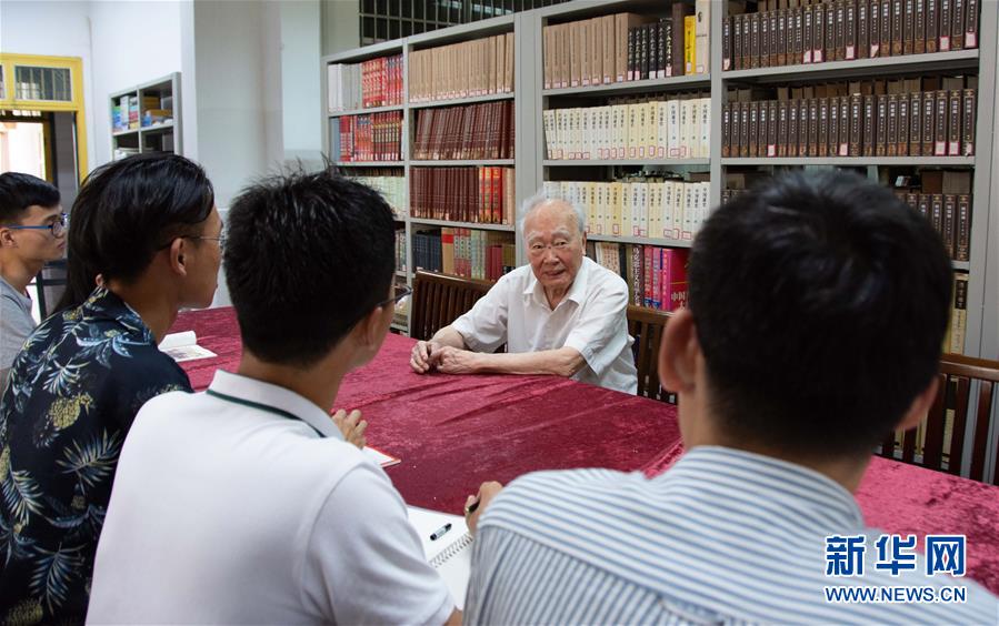 （新華全媒頭條&middot;圖文互動）（4）滄海橫流 信仰彌堅&mdash;&mdash;記共產黨員、湘潭大學九旬教授滄南