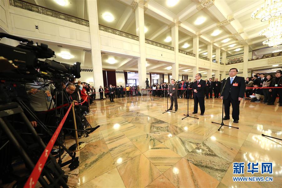 （兩會(huì)&middot;面對面）（11）全國人大代表接受采訪