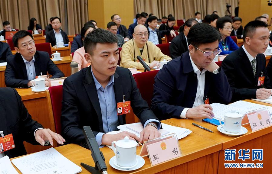 （新華全媒頭條&middot;兩會(huì)特別報(bào)道&middot;圖文互動(dòng)）（7）向著夢(mèng)想的接力&mdash;&mdash;&ldquo;90歲&rdquo;與&ldquo;95后&rdquo;代表的&ldquo;對(duì)話&rdquo;