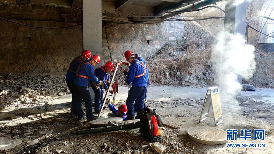 （嚴(yán)寒下的勞動者&middot;圖文互動）（1）巡線工人&ldquo;冰與火&rdquo;的考驗(yàn)