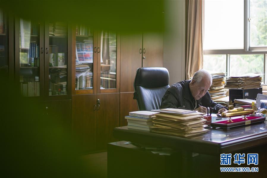 （今日關(guān)注&middot;科技獎(jiǎng)勵(lì)大會(huì)&middot;圖文互動(dòng)）（5）此生屬于祖國(guó)，此生無(wú)怨無(wú)悔&mdash;&mdash;隱身30年的中國(guó)核潛艇先驅(qū)黃旭華