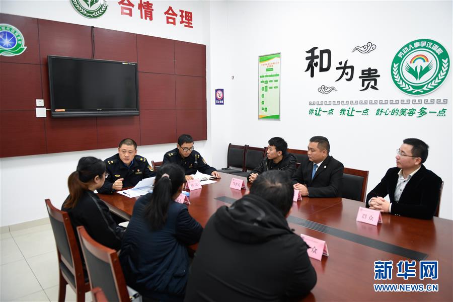 （新華全媒頭條&middot;圖文互動）（10）為基層松綁減負　促干部擔當作為&mdash;&mdash;以習近平同志為核心的黨中央推進&ldquo;基層減負年&rdquo;工作綜述