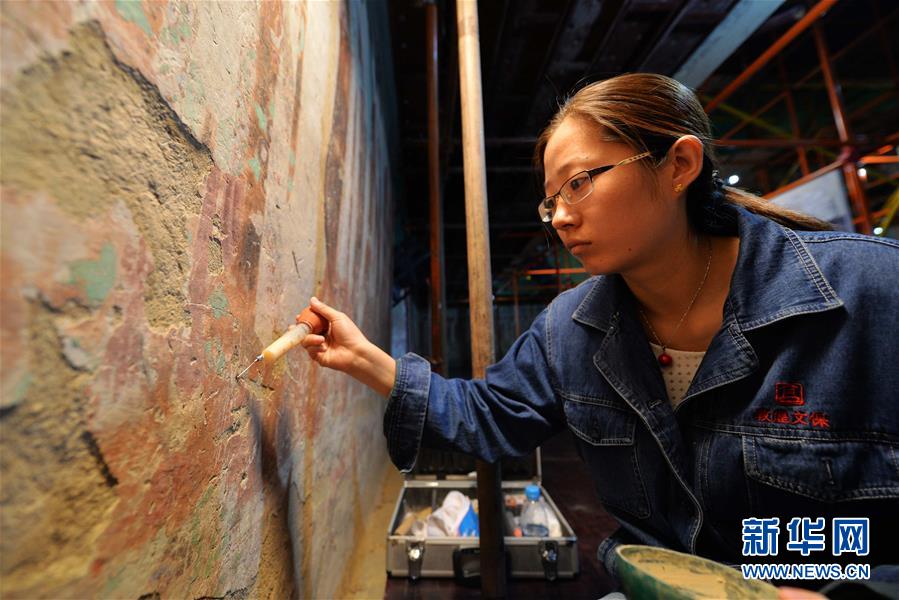 （時(shí)代先鋒&middot;圖文互動(dòng)）（8）此生不悔入沙海 勇?lián)厝问家娊?mdash;&mdash;敦煌研究院文物保護(hù)利用群體群像