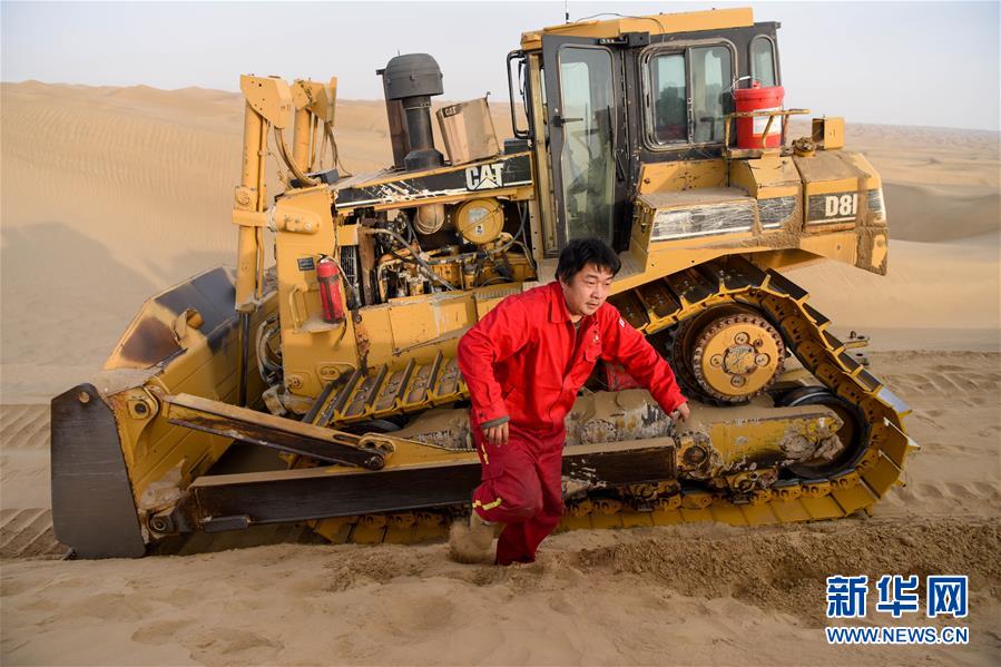 （新春走基層&middot;圖文互動）（5）特寫：與車為伴，獨行沙海