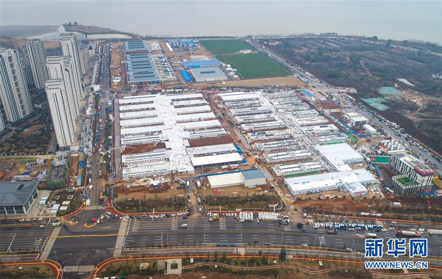 （新華全媒頭條&middot;圖文互動） （4）做好疫情防護 統籌抓好改革發展穩定各項工作&mdash;&mdash;堅決打贏疫情防控阻擊戰系列述評之四