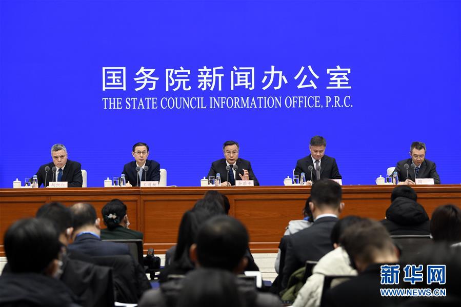 （新華全媒頭條&middot;圖文互動） （8）做好疫情防護 統籌抓好改革發展穩定各項工作&mdash;&mdash;堅決打贏疫情防控阻擊戰系列述評之四