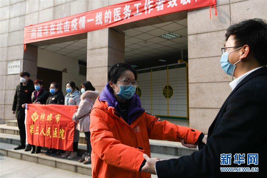 （在習近平新時代中國特色社會主義思想指引下&mdash;&mdash;新時代新作為新篇章&middot;習近平總書記關切事&middot;圖文互動）（7）當億萬只手緊握在一起&hellip;&hellip;&mdash;&mdash;戰(zhàn)&ldquo;疫&rdquo;一線感受中國力量