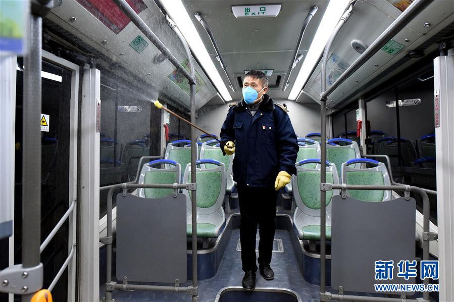 （在習(xí)近平新時(shí)代中國(guó)特色社會(huì)主義思想指引下&mdash;&mdash;新時(shí)代新作為新篇章&middot;習(xí)近平總書記關(guān)切事&middot;圖文互動(dòng)）（5）當(dāng)億萬只手緊握在一起&hellip;&hellip;&mdash;&mdash;戰(zhàn)&ldquo;疫&rdquo;一線感受中國(guó)力量