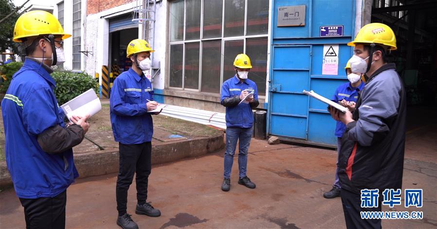 （來自經(jīng)濟(jì)前沿的故事&middot;企業(yè)復(fù)工復(fù)產(chǎn)&middot;圖文互動(dòng)）（3）戴口罩、測(cè)體溫進(jìn)公司&mdash;&mdash;廣西柳工復(fù)工見聞