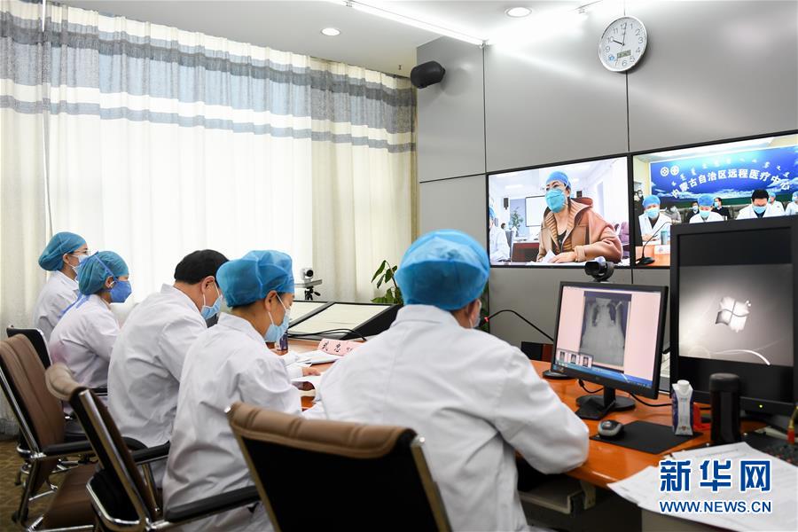 （聚焦疫情防控&middot;圖文互動）（2）特寫：遠(yuǎn)程醫(yī)療中心里的生命接力