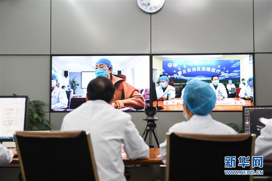 （聚焦疫情防控&middot;圖文互動）（3）特寫：遠(yuǎn)程醫(yī)療中心里的生命接力