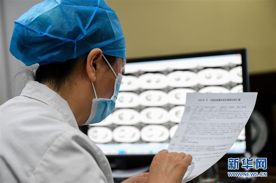 （聚焦疫情防控&middot;圖文互動）（4）特寫：遠(yuǎn)程醫(yī)療中心里的生命接力