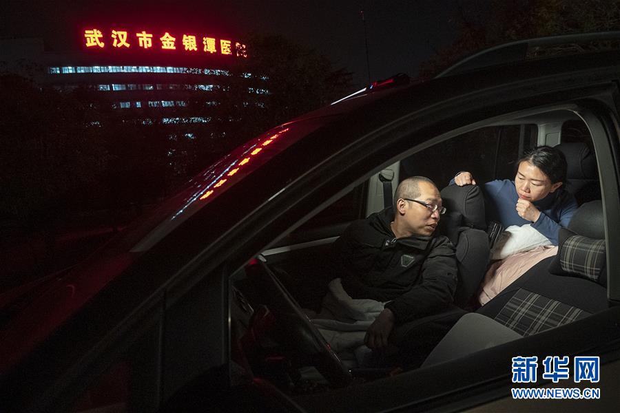 （一線抗疫群英譜&middot;圖文互動）（3）特寫：為節(jié)省10分鐘，這對醫(yī)護夫妻&ldquo;以車為家&rdquo;