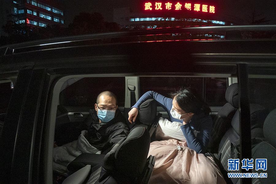 （一線抗疫群英譜&middot;圖文互動）（4）特寫：為節(jié)省10分鐘，這對醫(yī)護夫妻&ldquo;以車為家&rdquo;