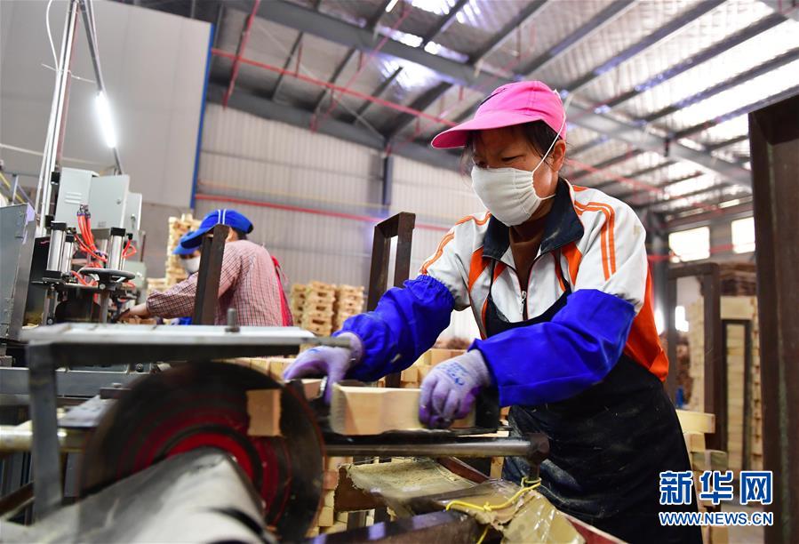 （新華全媒頭條&middot;圖文互動）（15）磨難壓不垮 奮起正當(dāng)時&mdash;&mdash;習(xí)近平總書記在統(tǒng)籌推進(jìn)新冠肺炎疫情防控和經(jīng)濟(jì)社會發(fā)展工作部署會議上的重要講話振奮人心凝聚力量