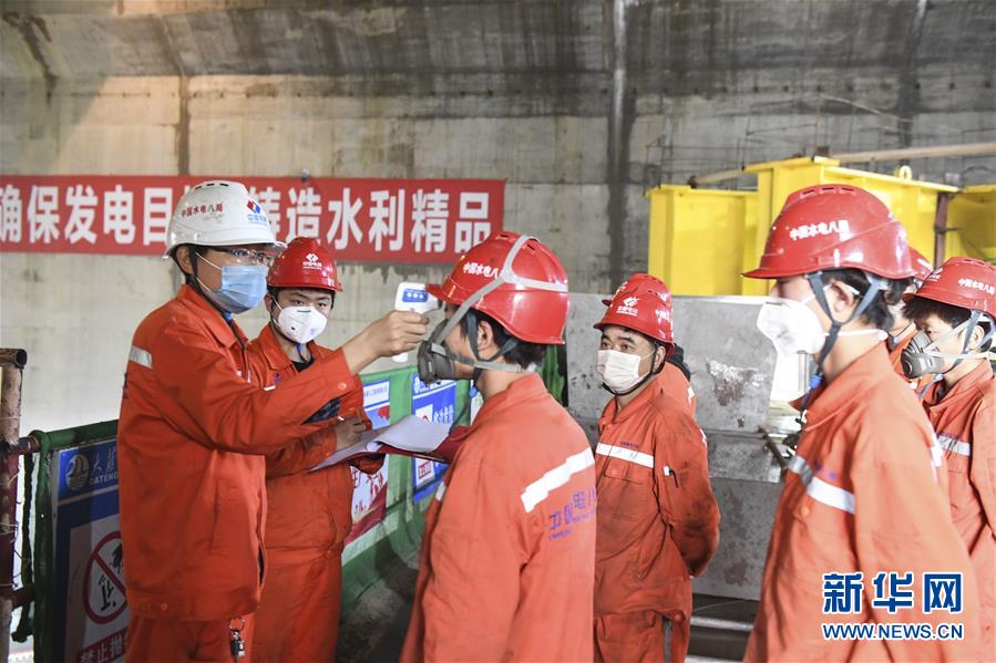 （抓好經(jīng)濟發(fā)展 應對復雜局面&middot;圖文互動）（1）把疫情造成的損失降到最小&mdash;&mdash;廣西生產(chǎn)一線見聞