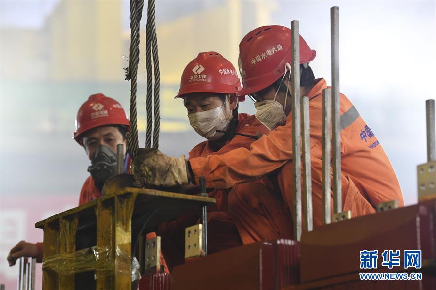 （抓好經(jīng)濟發(fā)展 應對復雜局面&middot;圖文互動）（2）把疫情造成的損失降到最小&mdash;&mdash;廣西生產(chǎn)一線見聞