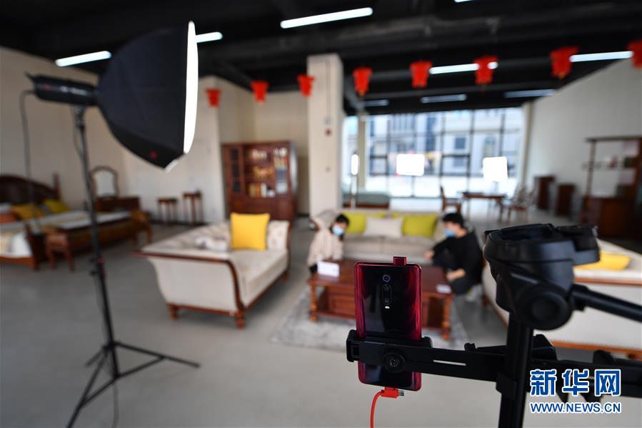 （圖文互動）（5）展會變直播 員工變網紅&mdash;&mdash;千億元家具產業別樣復工復產路