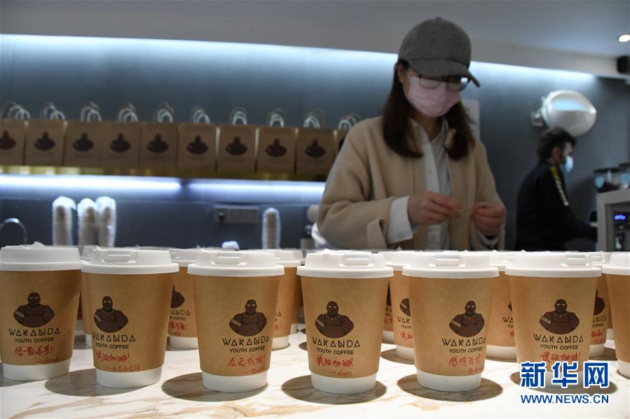 （新華全媒頭條&middot;圖文互動）（3）守望相助，堅忍不拔&mdash;&mdash;致敬武漢戰&ldquo;疫&rdquo;中千千萬萬個平凡英雄